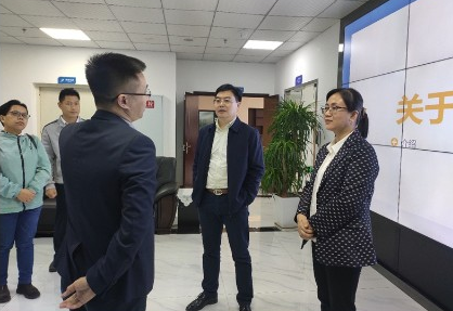 海口市瓊山區(qū)政府副區(qū)長秦立雙在市商務(wù)委自貿(mào)區(qū)指導(dǎo)處處長張葵陪同下蒞臨揚(yáng)升公司考察指導(dǎo)