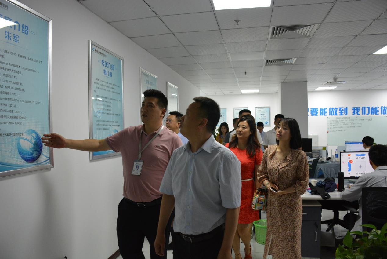 成都市龍潭新經濟黨工委副書記 管委會主任張明德一行蒞臨揚升公司考察交流