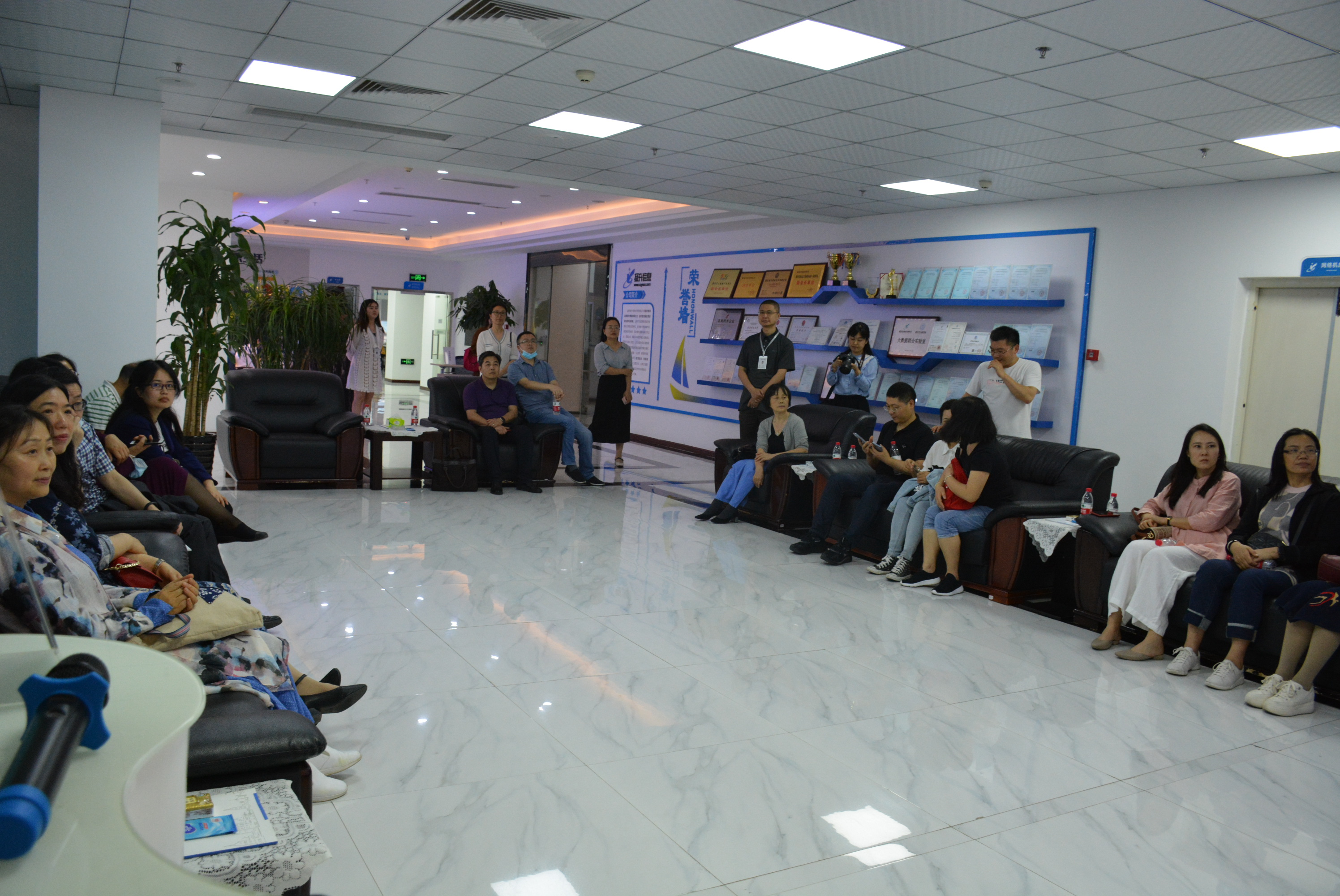 重慶師范大學領導及同學在區科技局的陪同下蒞臨揚升公司考察交流